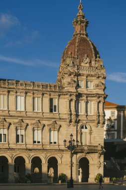 La Coruna, İspanya. 11 Kasım 2024: Maria Pita Meydanı ve Belediye Binası.