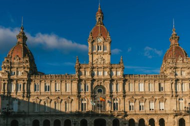 La Coruna, İspanya. 11 Kasım 2024: Maria Pita Meydanı ve Belediye Binası.