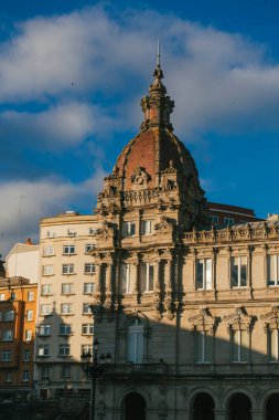 La Coruna, İspanya. 11 Kasım 2024: Maria Pita Meydanı ve Belediye Binası.