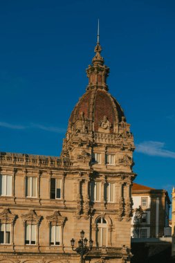 La Coruna, İspanya. 11 Kasım 2024: Maria Pita Meydanı ve Belediye Binası.