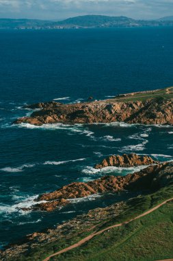 Punta Herminia Atlantik Okyanusu 'na bakıyor. La Coruna, İspanya.