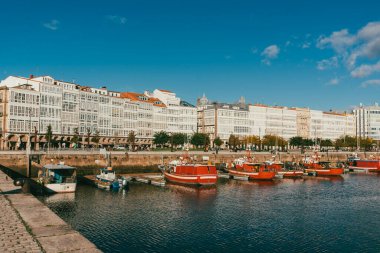 La Coruna, İspanya. 11 Kasım 2024: Mavi gökyüzüne sahip Kraliyet Denizcilik Kulübü.