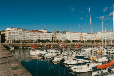 La Coruna, İspanya. 11 Kasım 2024: Mavi gökyüzüne sahip Kraliyet Denizcilik Kulübü.