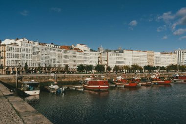 La Coruna, İspanya. 11 Kasım 2024: Mavi gökyüzüne sahip Kraliyet Denizcilik Kulübü.