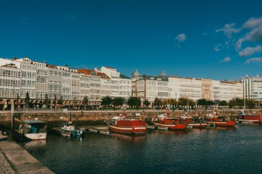 La Coruna, İspanya. 11 Kasım 2024: Mavi gökyüzüne sahip Kraliyet Denizcilik Kulübü.
