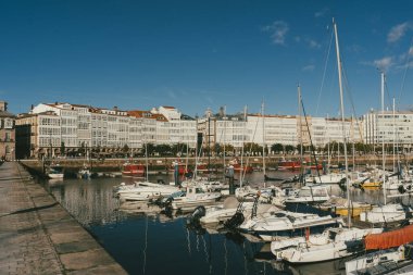 La Coruna, İspanya. 11 Kasım 2024: Mavi gökyüzüne sahip Kraliyet Denizcilik Kulübü.