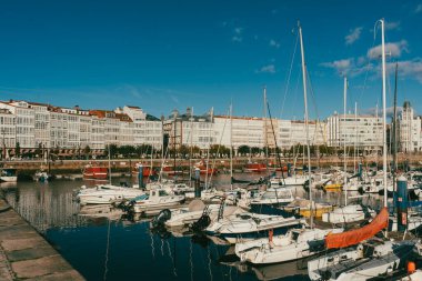 La Coruna, İspanya. 11 Kasım 2024: Mavi gökyüzüne sahip Kraliyet Denizcilik Kulübü.