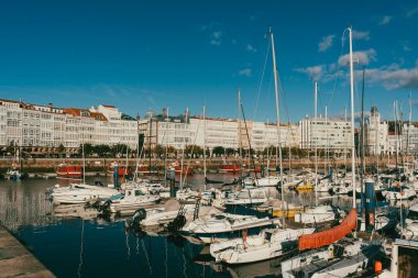 La Coruna, İspanya. 11 Kasım 2024: Mavi gökyüzüne sahip Kraliyet Denizcilik Kulübü.
