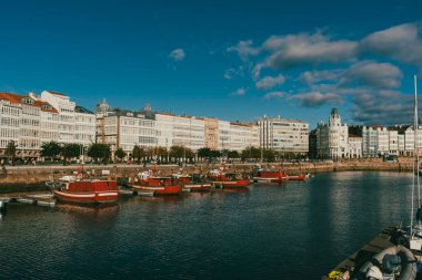 La Coruna, İspanya. 11 Kasım 2024: Mavi gökyüzüne sahip Kraliyet Denizcilik Kulübü.