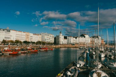 La Coruna, İspanya. 11 Kasım 2024: Mavi gökyüzüne sahip Kraliyet Denizcilik Kulübü.