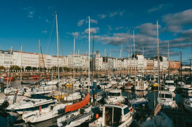 La Coruna, İspanya. 11 Kasım 2024: Mavi gökyüzüne sahip Kraliyet Denizcilik Kulübü.