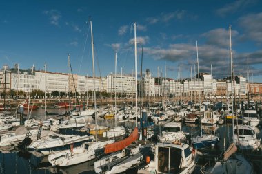 La Coruna, İspanya. 11 Kasım 2024: Mavi gökyüzüne sahip Kraliyet Denizcilik Kulübü.