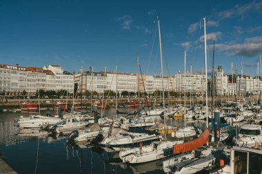 La Coruna, İspanya. 11 Kasım 2024: Mavi gökyüzüne sahip Kraliyet Denizcilik Kulübü.