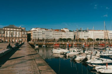 La Coruna, İspanya. 11 Kasım 2024: Mavi gökyüzüne sahip Kraliyet Denizcilik Kulübü.