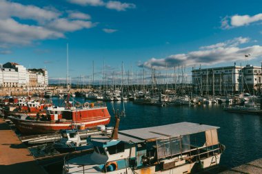 La Coruna, İspanya. 11 Kasım 2024: Mavi gökyüzüne sahip Kraliyet Denizcilik Kulübü.