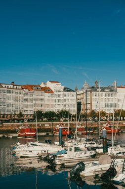 La Coruna, İspanya. 11 Kasım 2024: Mavi gökyüzüne sahip Kraliyet Denizcilik Kulübü.