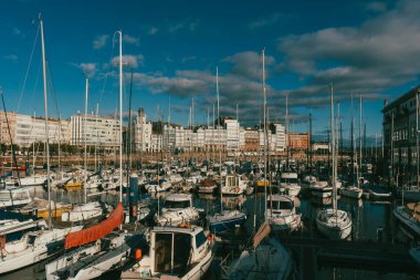 La Coruna, İspanya. 11 Kasım 2024: Mavi gökyüzüne sahip Kraliyet Denizcilik Kulübü.