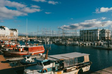 La Coruna, İspanya. 11 Kasım 2024: Mavi gökyüzüne sahip Kraliyet Denizcilik Kulübü.