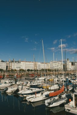 La Coruna, İspanya. 11 Kasım 2024: Mavi gökyüzüne sahip Kraliyet Denizcilik Kulübü.