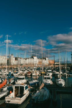 La Coruna, İspanya. 11 Kasım 2024: Mavi gökyüzüne sahip Kraliyet Denizcilik Kulübü.