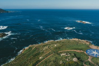 La Corua, İspanya. 11 Kasım 2024 Herkül Kulesi 'nin gölgesi ve rüzgarı yükseldi..