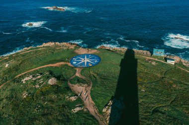 La Corua, İspanya. 11 Kasım 2024 Herkül Kulesi 'nin gölgesi ve rüzgarı yükseldi..