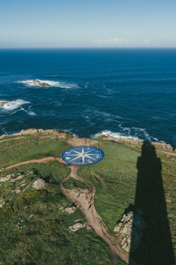 La Corua, İspanya. 11 Kasım 2024 Herkül Kulesi 'nin gölgesi ve rüzgarı yükseldi..