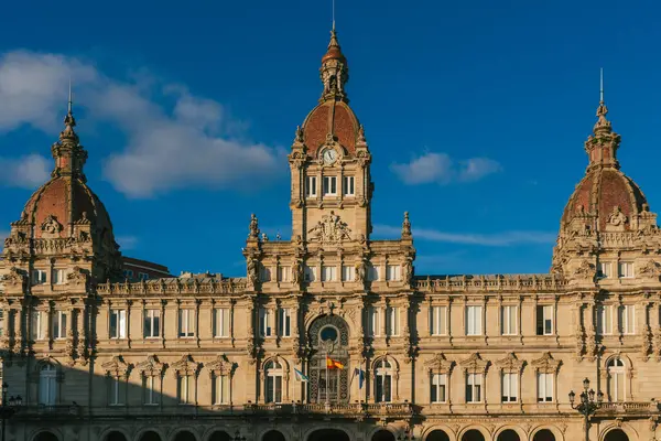 La Coruna, İspanya. 11 Kasım 2024: Maria Pita Meydanı ve Belediye Binası.