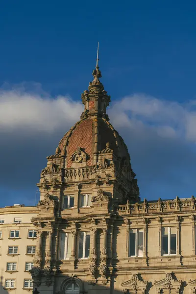 La Coruna, İspanya. 11 Kasım 2024: Maria Pita Meydanı ve Belediye Binası.