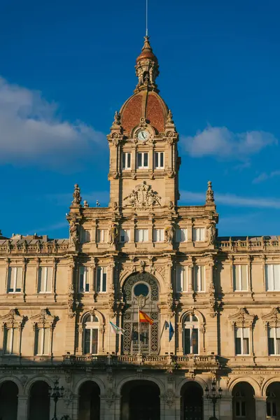 La Coruna, İspanya. 11 Kasım 2024: Maria Pita Meydanı ve Belediye Binası.