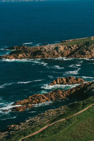 Punta Herminia Atlantik Okyanusu 'na bakıyor. La Coruna, İspanya.