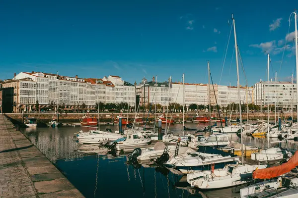 La Coruna, İspanya. 11 Kasım 2024: Mavi gökyüzüne sahip Kraliyet Denizcilik Kulübü.