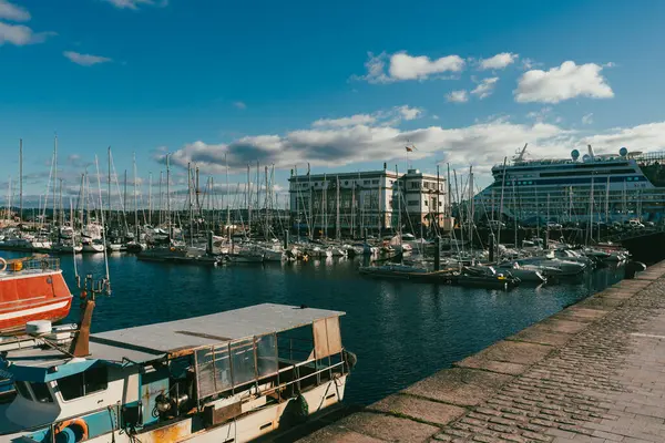 La Coruna, İspanya. 11 Kasım 2024: Mavi gökyüzüne sahip Kraliyet Denizcilik Kulübü.