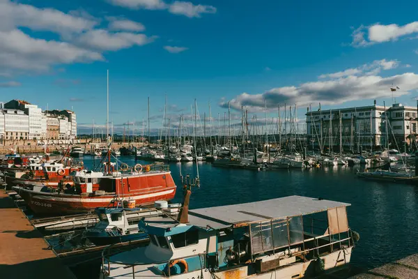 La Coruna, İspanya. 11 Kasım 2024: Mavi gökyüzüne sahip Kraliyet Denizcilik Kulübü.