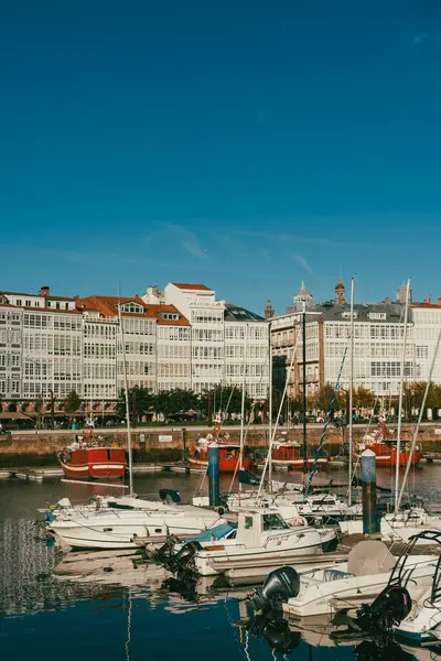 La Coruna, İspanya. 11 Kasım 2024: Mavi gökyüzüne sahip Kraliyet Denizcilik Kulübü.