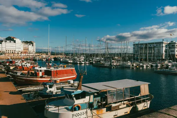 La Coruna, İspanya. 11 Kasım 2024: Mavi gökyüzüne sahip Kraliyet Denizcilik Kulübü.