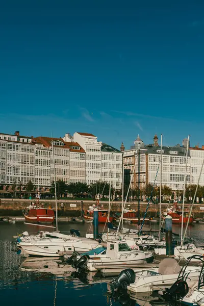 La Coruna, İspanya. 11 Kasım 2024: Mavi gökyüzüne sahip Kraliyet Denizcilik Kulübü.