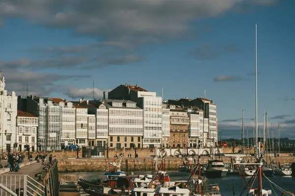 La Coruna, İspanya. 11 Kasım 2024: Mavi gökyüzüne sahip Kraliyet Denizcilik Kulübü.