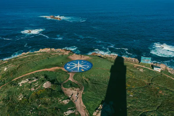 La Corua, İspanya. 11 Kasım 2024 Herkül Kulesi 'nin gölgesi ve rüzgarı yükseldi..