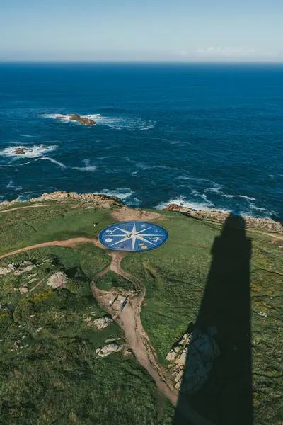 La Corua, İspanya. 11 Kasım 2024 Herkül Kulesi 'nin gölgesi ve rüzgarı yükseldi..