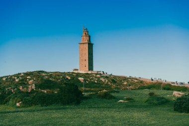 La Corua, İspanya. 11 Kasım 2024: Herkül Kulesi manzaralı doğal manzara.