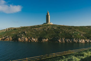 La Corua, İspanya. 11 Kasım 2024: Herkül Kulesi manzaralı doğal manzara.