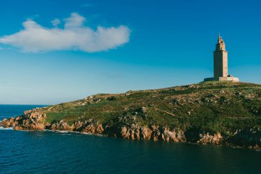 La Corua, İspanya. 11 Kasım 2024: Herkül Kulesi manzaralı doğal manzara.