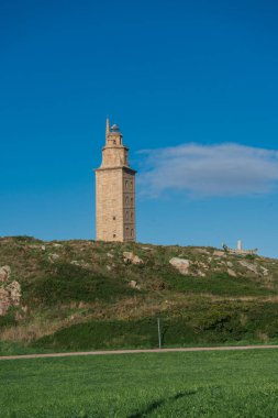 La Corua, İspanya. 11 Kasım 2024: Herkül Kulesi manzaralı doğal manzara.
