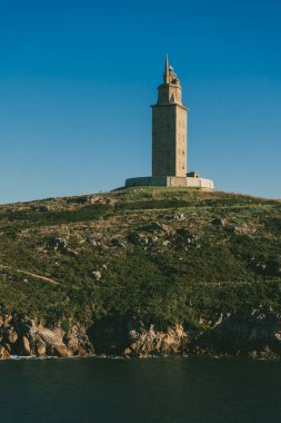La Corua, İspanya. 11 Kasım 2024: Herkül Kulesi manzaralı doğal manzara.
