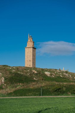 La Corua, İspanya. 11 Kasım 2024: Herkül Kulesi manzaralı doğal manzara.