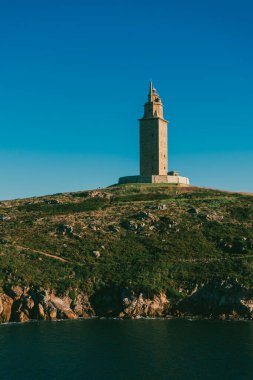 La Corua, İspanya. 11 Kasım 2024: Herkül Kulesi manzaralı doğal manzara.