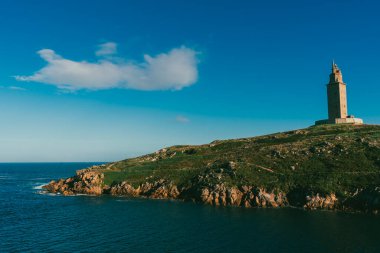 La Corua, İspanya. 11 Kasım 2024: Herkül Kulesi manzaralı doğal manzara.