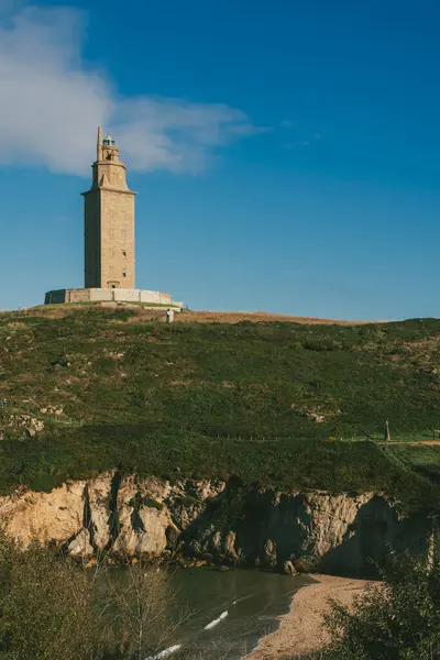 La Corua, İspanya. 11 Kasım 2024: Herkül Kulesi manzaralı doğal manzara.