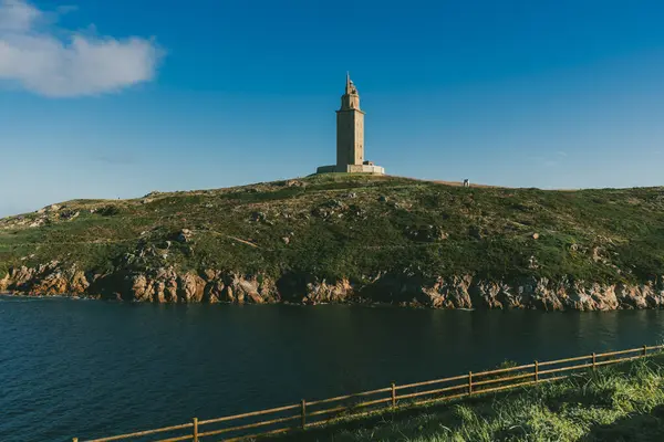 La Corua, İspanya. 11 Kasım 2024: Herkül Kulesi manzaralı doğal manzara.